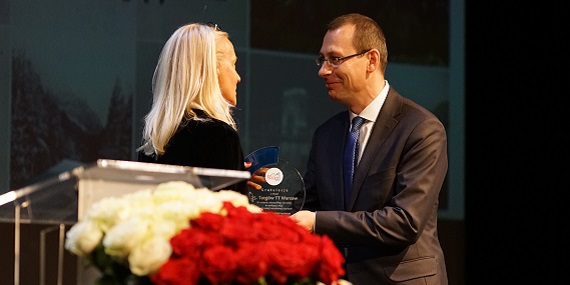 Prezes POT wręcza nagrodę z okazji 25-lecia targów TT Warsaw