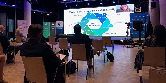 Na żywo czy online? Analiza aktywności pracowników światowego sektora służby zdrowia vs. przygotowanie Polski