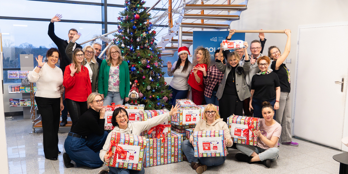 Pracownicy Polskiej Organizacji Turystycznej dołączyli do akcji Szlachetna Paczka