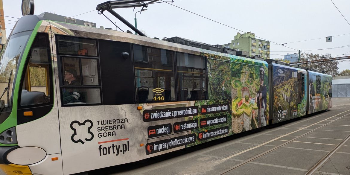 Twierdza Srebrna Góra na ulicach Poznania. Ruszyła kolejna odsłona kampanii „Polska. Więcej niż myślisz!”