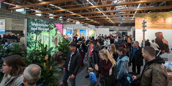 Odwiedzający targi Grenzenlos w St. Gallen