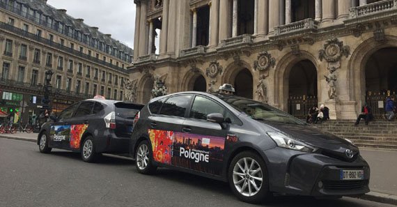 Reklama wizerunkowa na paryskich taksówkach.