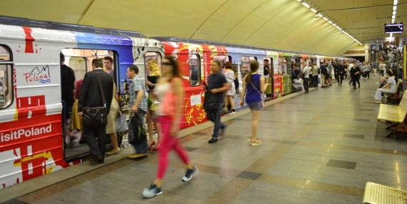 Wagony kijowskiego metra w barwach polskiej turystyki  