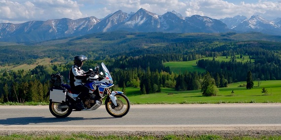 Motocyklista w podróży po Polsce