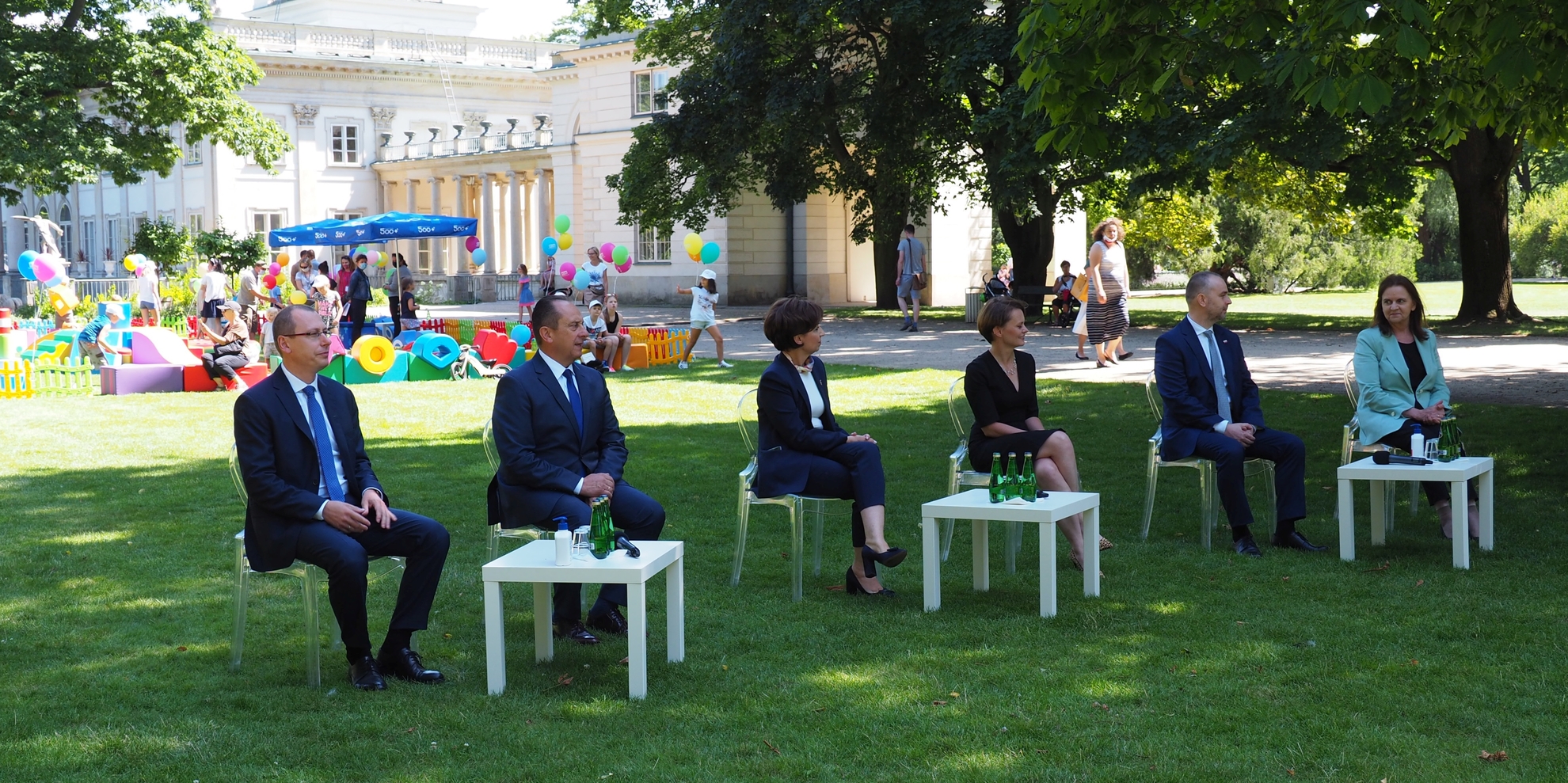 Prezes POT Robert Andrzejczyk, wiceminister Andrzej Gut-Mostowy, minister Marlena Maląg, wicepremier Jadwila Emilewicz, minister w Kancelarii Prezydenta Paweł Mucha i prezes ZUS Grażyna Uścińska na konferencji inaugurującej program Polski Bon Turystyczny