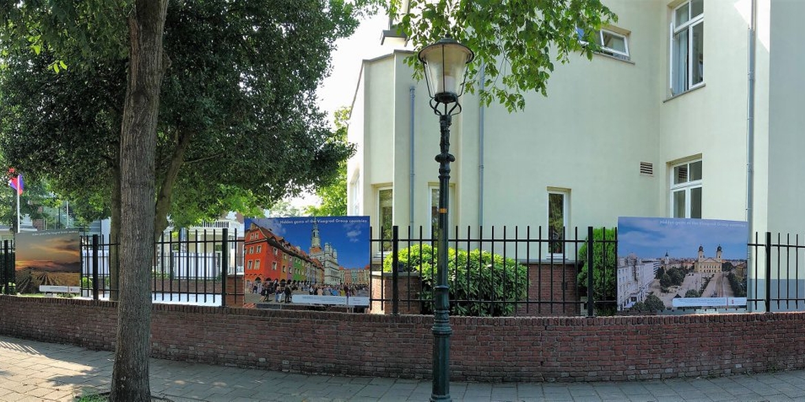Wystawa na ogrodzeniu ambasady RP w Hadze