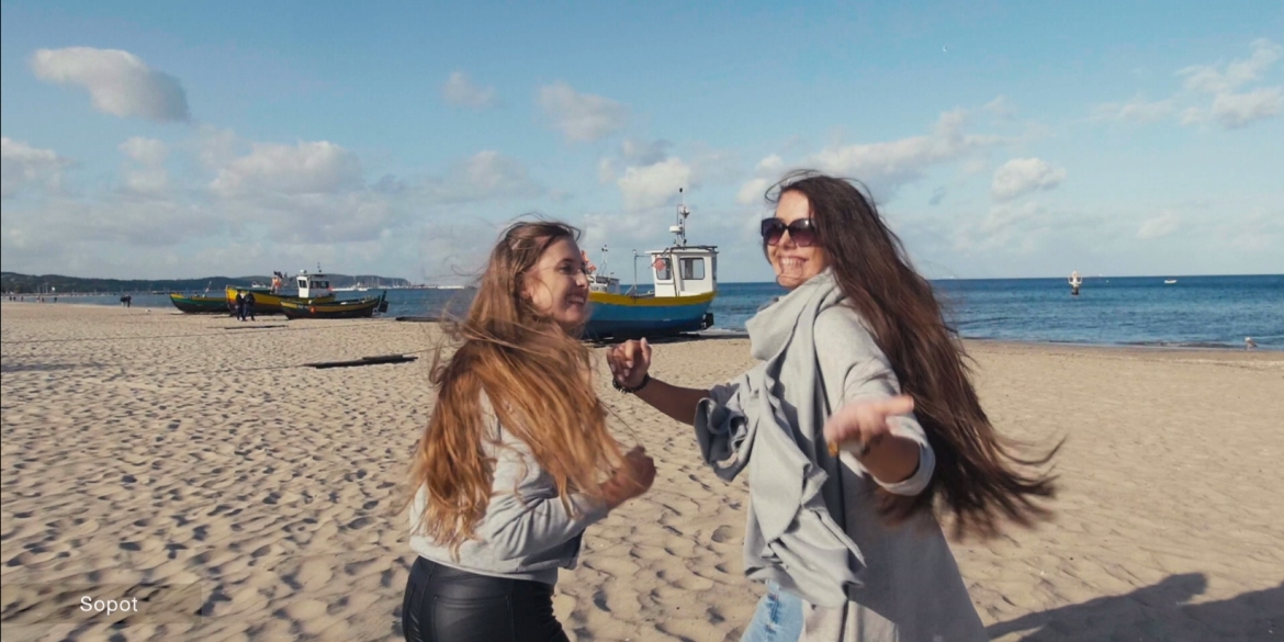 Dwie dziewczyny na plaży w Sopocie