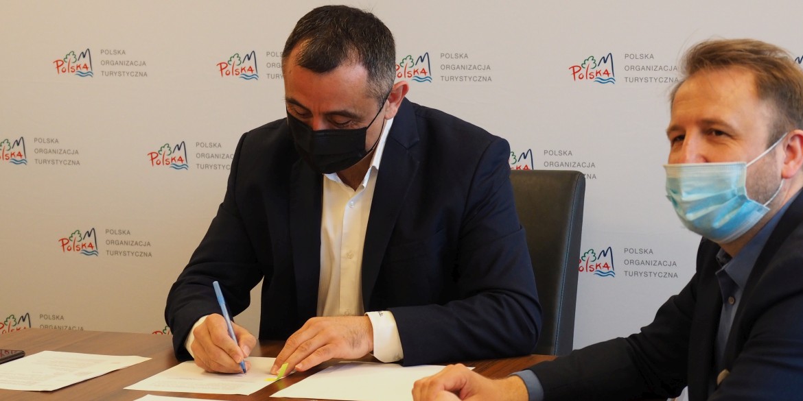 President Rafał Szlachta signs an agreement with the AWF