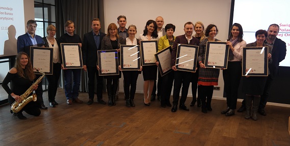 Zdjęcie grupowe laureatów certyfikatów