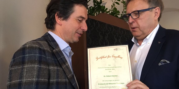 Wręczenie certyfikatu przez dyrektora Włodzimierza Szeląga