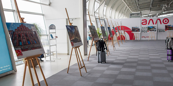 w hali odlotów wystawa fotograficzna Polskiej Organizacji Turystycznej, prezentująca największe atrakcje turystyczne naszego kraju