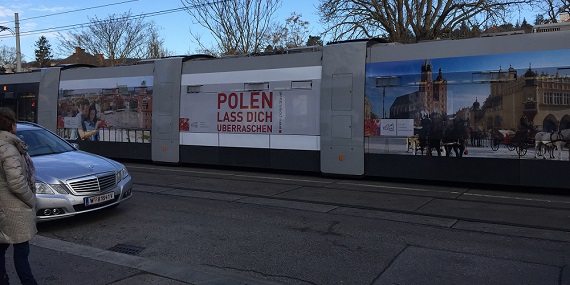 Obrandowany polskimi reklamami tramwaj w Wiedniu