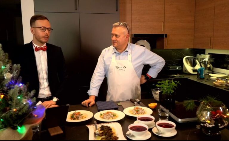 Stół z potrawami wigilijnymi. Od lewej Adam Chrząstowski – prezydent Bocuse d’Or Poland oraz Julien Hallier.