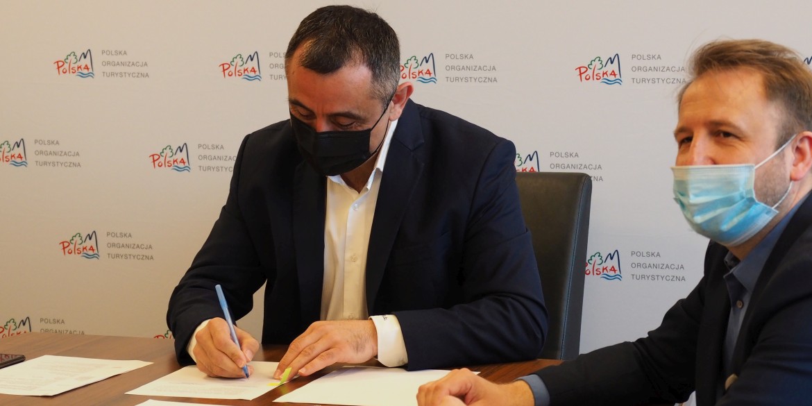 Prezes Rafał Szlachta podpisuje porozumienie z AWF
