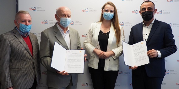 Prezes Polskiej Organizacji Turystycznej Rafał Szlachta oraz prezes Polskiego Towarzystwa Schronisk Młodzieżowych Waldemar Domarańczyk