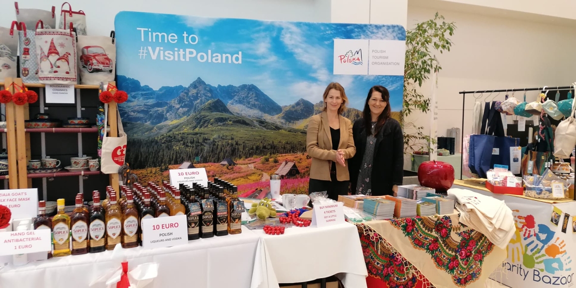Dominika Szulc na stoisku POT w ramach NATO Charity Bazaar