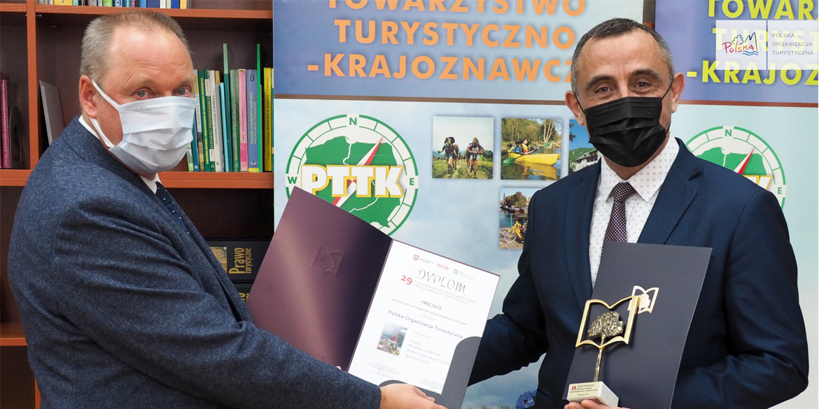Rafał Szlachta odbiera nagrodę dla POT