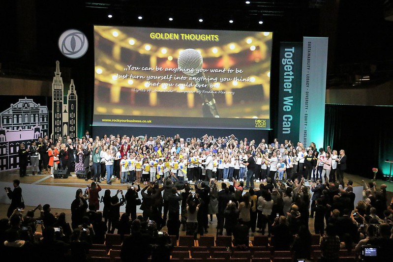 11-zakonczenie-kongresu-ICCA-w-Krakowie-dzieci-z-polski-i-ukrainie-na-scenie-ICE-Krakow.jpg