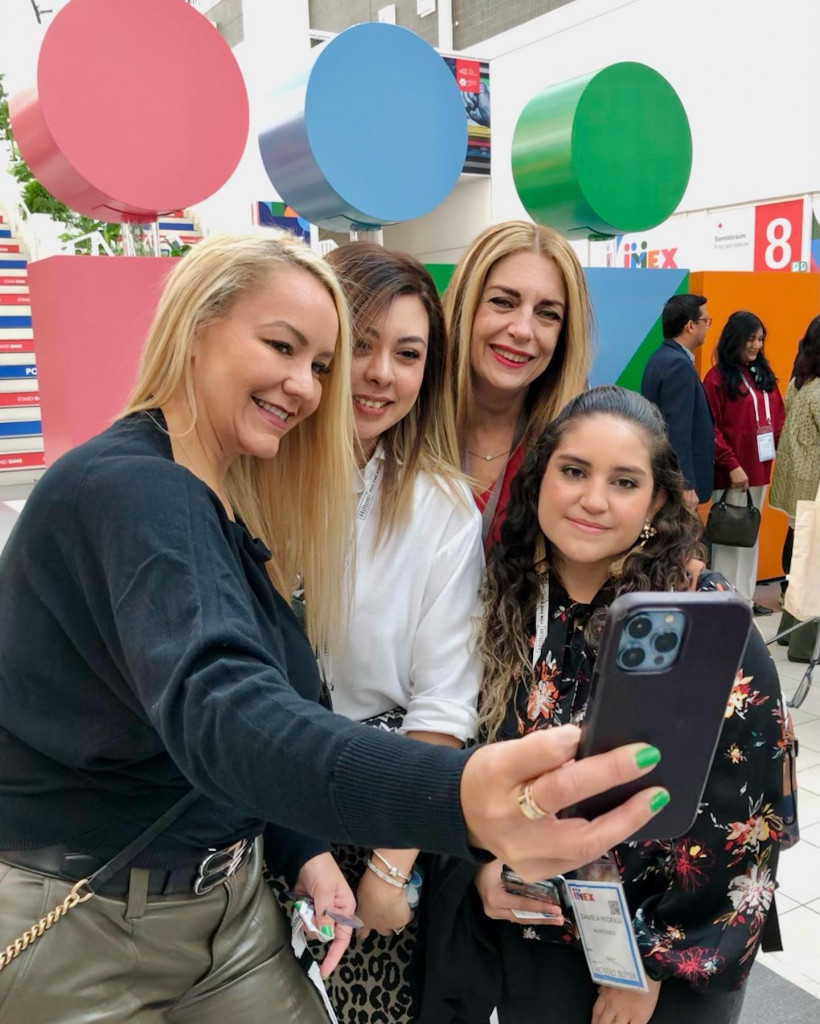 zdjęcie grupowe selfie telefon eventprofslab imex frankfurt laboratorium tworców