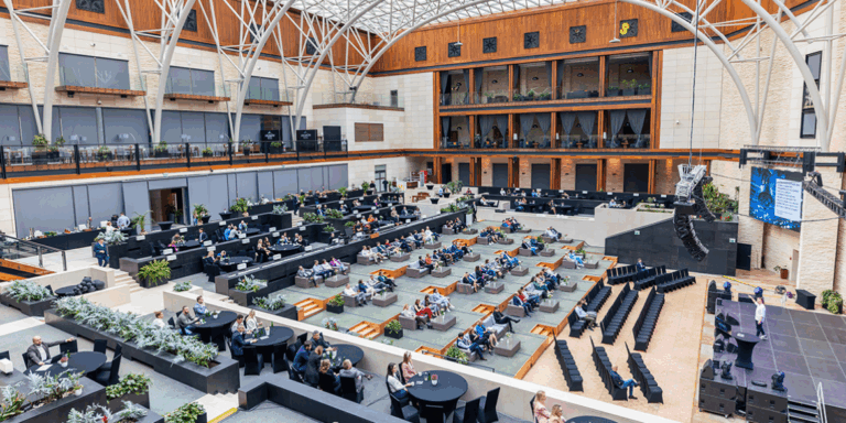Arłamów Business Challenge 2024: Budowanie Mostów: Strategie Integracji Pokoleń w Środowisku Biznesowym