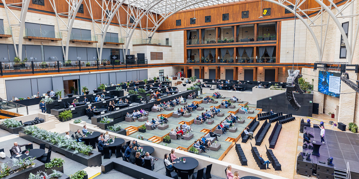 Arłamów Business Challenge 2024: Budowanie Mostów: Strategie Integracji Pokoleń w Środowisku Biznesowym