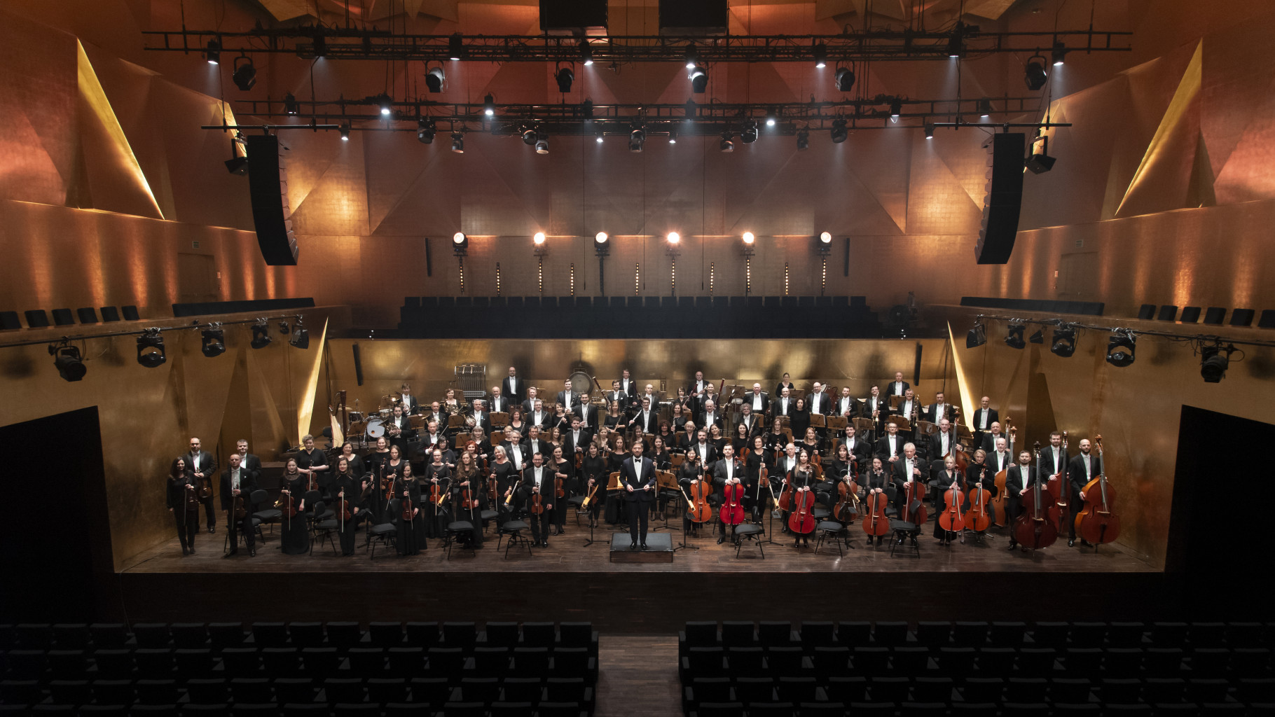 Orkiestra Symfoniczna Filharmonii w Szczecinie i Dyrektor Przemysław Neumann, fot. Kamila Kozioł.jpg Orkiestra Symfoniczna Filharmonii w Szczecinie i Dyrektor Przemysław Neumann, fot. Kamila Kozioł.jpg