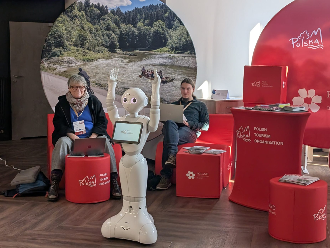 polskie-stoisko-enter25-robot-perrer-POT-konferencja-we-wrocławiu.jpg polskie-stoisko-enter25-robot-perrer-POT-konferencja-we-wrocławiu.jpg