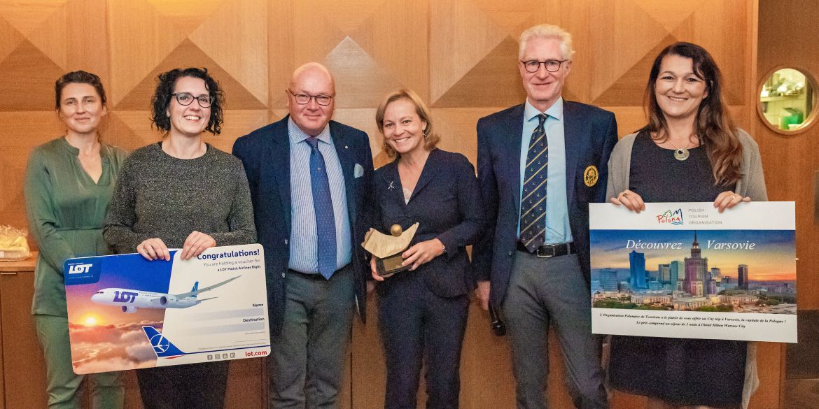 Dyrektor ZOPOT Bruksela Dominika Szulc (z prawej) podczas honorowania laureatów turnieju.