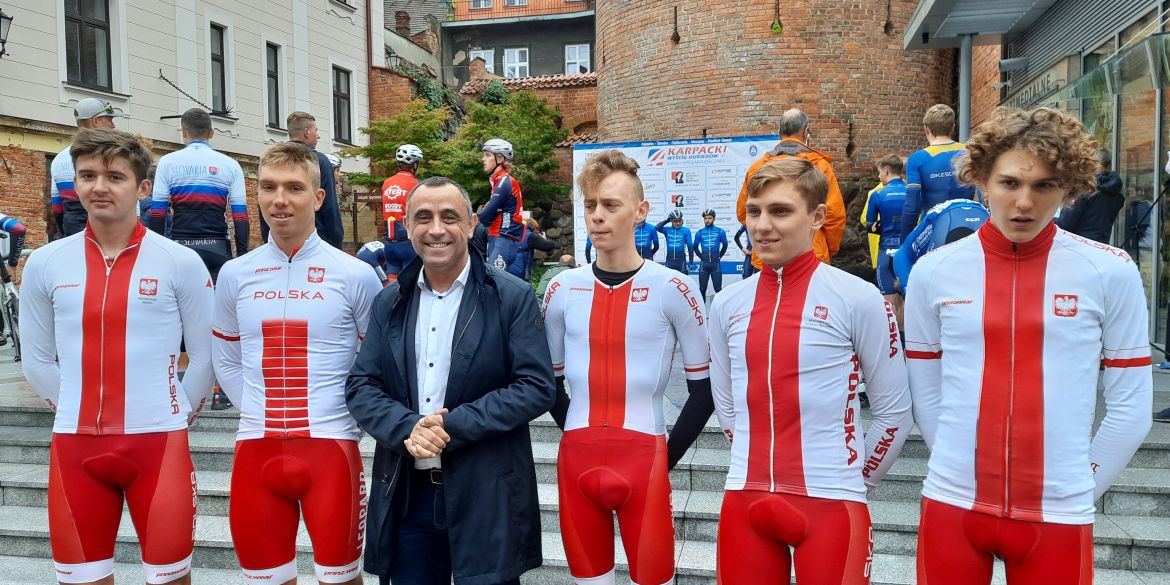 Rafał Szlachta w towarzystwie polskich kolarzy