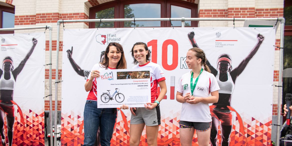 Dominika Cosic is presenting the award for the fastest woman at Polish Run