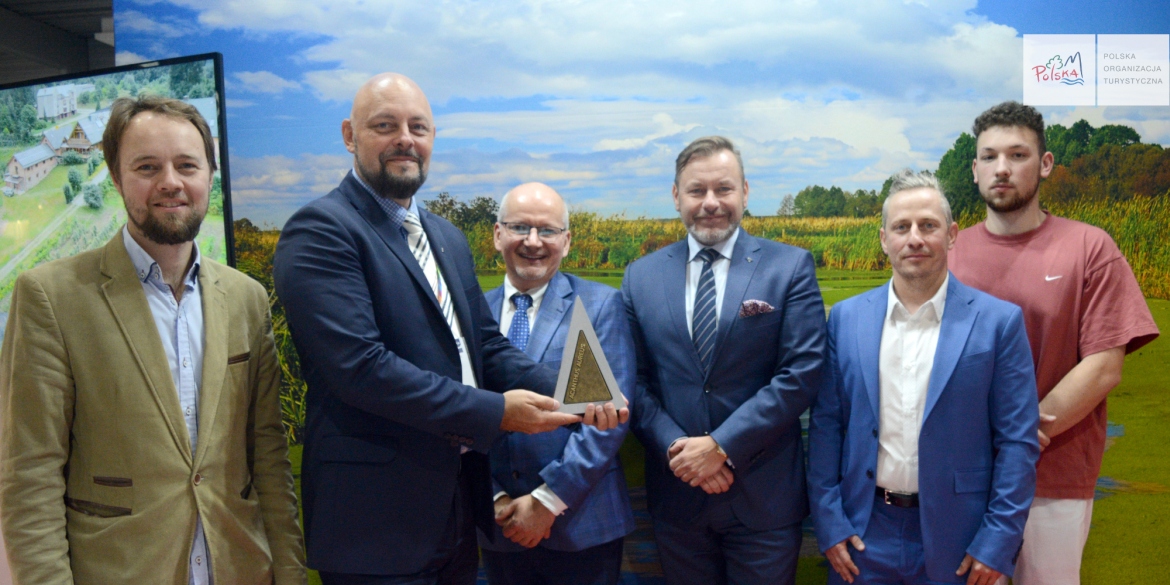 Prezes POT Rafał Szmytke z zespołem na Tour Salon 2022